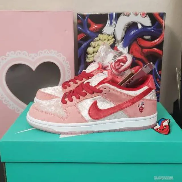 Nike sb dunk low strangelove skateboards (special box)