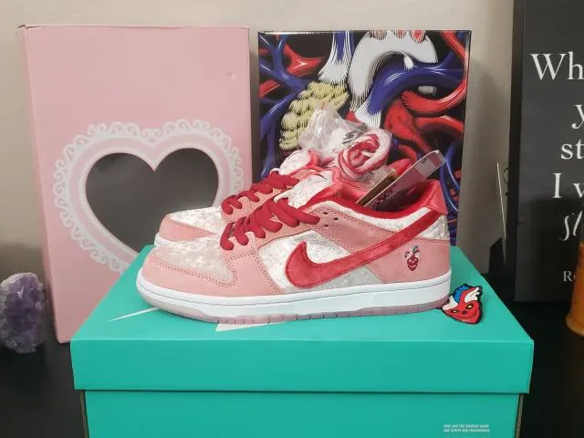 Nike sb dunk low strangelove skateboards (special box)